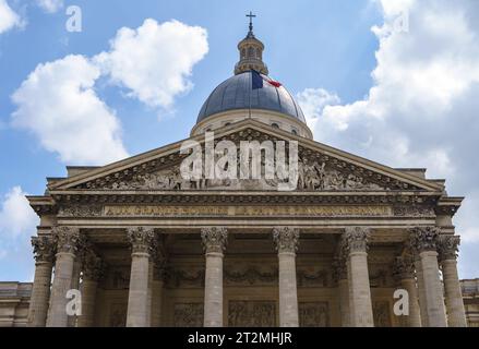 Le fronton, avec les figures centrales de la Nation et de la liberté à l'entrée du Panthéon, le Temple de tous les Dieux, place du Panthéon. PARIS - 29 Banque D'Images