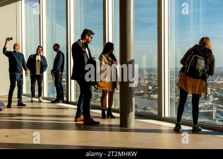Les visiteurs regardent les vues de la plate-forme d'observation Lookout au n ° 8 Bishopsgate, City of London, Londres, Royaume-Uni. Banque D'Images