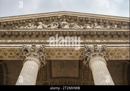 Le fronton, avec les figures centrales de la Nation et de la liberté à l'entrée du Panthéon, le Temple de tous les Dieux, place du Panthéon. PARIS - 29 Banque D'Images