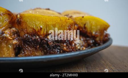 Le martabak sucré est un aliment indonésien typique à base de farine de blé avec des garnitures de chocolat, de noix et de beurre Banque D'Images