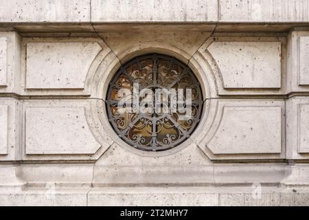 Fenêtre décorée du Panthéon, le Temple de tous les Dieux, place du Panthéon. PARIS - 29 AVRIL 2019 Banque D'Images