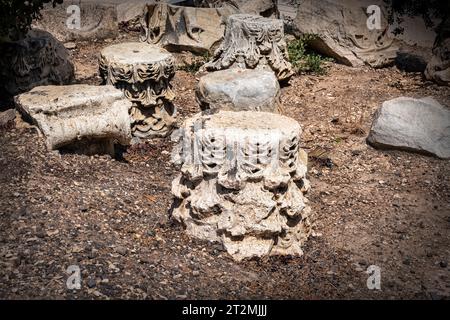 Beit She'an, Israël - 13 août 2023. Chapiteaux sculptés d'anciennes colonnes romaines dans le parc national de Beth-Shean, Israël. Banque D'Images