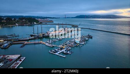 Hyde St Pier aérien avec de grands bateaux historiques amarrés près des navires réguliers au crépuscule Banque D'Images