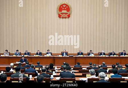 Pékin, Chine. 20 octobre 2023. Zhao Leji, président du Comité permanent de l'Assemblée populaire nationale (APN), préside la première séance plénière de la sixième session du Comité permanent du 14e APN au Grand Hall du peuple à Beijing, capitale de la Chine, le 20 octobre 2023. Crédit : Zhang Ling/Xinhua/Alamy Live News Banque D'Images