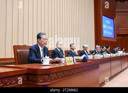 Pékin, Chine. 20 octobre 2023. Zhao Leji, président du Comité permanent de l'Assemblée populaire nationale (APN), préside la première séance plénière de la sixième session du Comité permanent du 14e APN au Grand Hall du peuple à Beijing, capitale de la Chine, le 20 octobre 2023. Crédit : Zhang Ling/Xinhua/Alamy Live News Banque D'Images