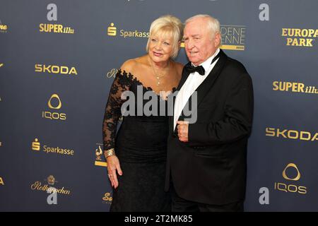 Hans-Ullrich Wegner Verleihung Goldene Henne 2023 Boxtrainer und ex-Amateurboxer Hans-Ullrich Ulli Wegner mit Ehefrau Magret auf dem roten Teppich. Verleihung der Goldenen Henne 2023 am 13.10.2023 im Studio 3 der Media City des MDR. Leipzig, Sachsen, Deutschland. *** Hans Ullrich Wegner cérémonie de remise des prix Golden Hen 2023 entraîneur de boxe et ex-boxeur amateur Hans Ullrich Ulli Wegner avec sa femme Magret sur le tapis rouge cérémonie de remise des prix Golden Hen 2023 le 13 10 2023 au Studio 3 de la Media City of MDR Leipzig, Saxe, Allemagne crédit : Imago/Alamy Live News Banque D'Images