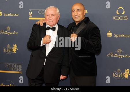 Hans-Ullrich Wegner und Arthur Abraham Verleihung Goldene Henne 2023 Boxtrainer und ex-Amateurboxer Hans-Ullrich Ulli Wegner li. Mit ehemaligem Profiboxer Arthur Abraham auf dem roten Teppich. Verleihung der Goldenen Henne 2023 am 13.10.2023 im Studio 3 der Media City des MDR. Leipzig, Sachsen, Deutschland. *** Hans Ullrich Wegner et Arthur Abraham cérémonie de remise des prix Golden Hen 2023 entraîneur de boxe et ex-boxeur amateur Hans Ullrich Ulli Wegner li avec l'ancien boxeur professionnel Arthur Abraham sur le tapis rouge cérémonie de remise des prix Golden Hen 2023 le 13 10 2023 au Studio 3 de la Media City of MDR Leipzig, Banque D'Images