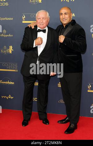 Hans-Ullrich Wegner und Arthur Abraham Verleihung Goldene Henne 2023 Boxtrainer und ex-Amateurboxer Hans-Ullrich Ulli Wegner li. Mit ehemaligem Profiboxer Arthur Abraham auf dem roten Teppich. Verleihung der Goldenen Henne 2023 am 13.10.2023 im Studio 3 der Media City des MDR. Leipzig, Sachsen, Deutschland. *** Hans Ullrich Wegner et Arthur Abraham cérémonie de remise des prix Golden Hen 2023 entraîneur de boxe et ex-boxeur amateur Hans Ullrich Ulli Wegner li avec l'ancien boxeur professionnel Arthur Abraham sur le tapis rouge cérémonie de remise des prix Golden Hen 2023 le 13 10 2023 au Studio 3 de la Media City of MDR Leipzig, Banque D'Images