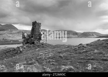 Château d'Ardvreck sur un promontoire dans le Loch Assynt, Lairg, Écosse Banque D'Images