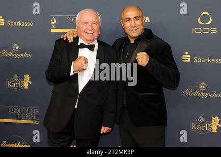 Hans-Ullrich Wegner und Arthur Abraham Verleihung Goldene Henne 2023 Boxtrainer und ex-Amateurboxer Hans-Ullrich Ulli Wegner li. Mit ehemaligem Profiboxer Arthur Abraham auf dem roten Teppich. Verleihung der Goldenen Henne 2023 am 13.10.2023 im Studio 3 der Media City des MDR. Leipzig, Sachsen, Deutschland. *** Hans Ullrich Wegner et Arthur Abraham cérémonie de remise des prix Golden Hen 2023 entraîneur de boxe et ex-boxeur amateur Hans Ullrich Ulli Wegner li avec l'ancien boxeur professionnel Arthur Abraham sur le tapis rouge cérémonie de remise des prix Golden Hen 2023 le 13 10 2023 au Studio 3 de la Media City of MDR Leipzig, Banque D'Images