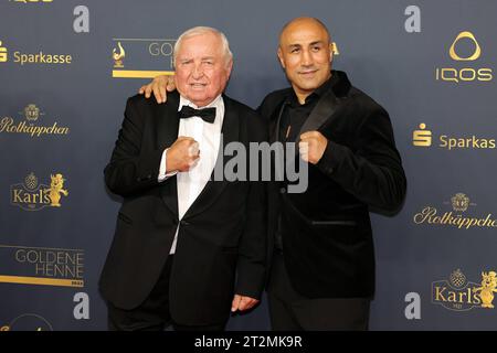 Hans-Ullrich Wegner und Arthur Abraham Verleihung Goldene Henne 2023 Boxtrainer und ex-Amateurboxer Hans-Ullrich Ulli Wegner li. Mit ehemaligem Profiboxer Arthur Abraham auf dem roten Teppich. Verleihung der Goldenen Henne 2023 am 13.10.2023 im Studio 3 der Media City des MDR. Leipzig, Sachsen, Deutschland. *** Hans Ullrich Wegner et Arthur Abraham cérémonie de remise des prix Golden Hen 2023 entraîneur de boxe et ex-boxeur amateur Hans Ullrich Ulli Wegner li avec l'ancien boxeur professionnel Arthur Abraham sur le tapis rouge cérémonie de remise des prix Golden Hen 2023 le 13 10 2023 au Studio 3 de la Media City of MDR Leipzig, Banque D'Images