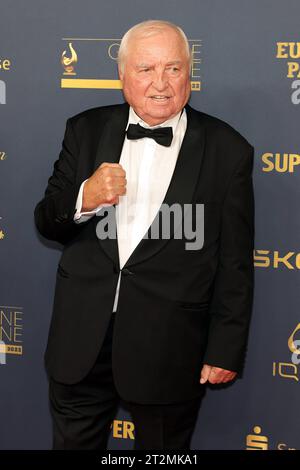 Hans-Ullrich Wegner Verleihung Goldene Henne 2023 Boxtrainer und ex-Amateurboxer Hans-Ullrich Ulli Wegner auf dem roten Teppich. Verleihung der Goldenen Henne 2023 am 13.10.2023 im Studio 3 der Media City des MDR. Leipzig, Sachsen, Deutschland. *** Hans Ullrich Wegner cérémonie de remise des prix Golden Hen 2023 entraîneur de boxe et ex-boxeur amateur Hans Ullrich Ulli Wegner sur le tapis rouge cérémonie de remise des prix Golden Hen 2023 le 13 10 2023 au Studio 3 de Media City of MDR Leipzig, Saxe, Allemagne crédit : Imago/Alamy Live News Banque D'Images