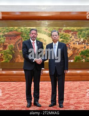 Pékin, Chine. 20 octobre 2023. Zhao Leji, président du Comité permanent de l'Assemblée populaire nationale, s'entretient avec le président de la Chambre des députés du Brésil, Arthur Lira, au Grand Hall du peuple à Beijing, capitale de la Chine, le 20 octobre 2023. Crédit : Zhang Ling/Xinhua/Alamy Live News Banque D'Images