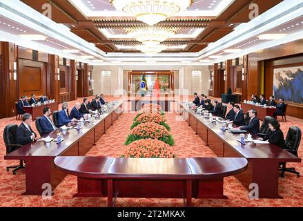 Pékin, Chine. 20 octobre 2023. Zhao Leji, président du Comité permanent de l'Assemblée populaire nationale, s'entretient avec le président de la Chambre des députés du Brésil, Arthur Lira, au Grand Hall du peuple à Beijing, capitale de la Chine, le 20 octobre 2023. Crédit : Zhang Ling/Xinhua/Alamy Live News Banque D'Images