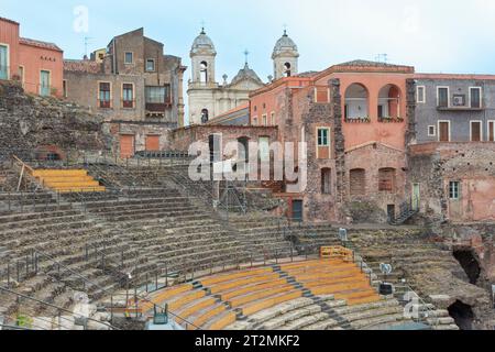 Catane, Sicile, Italie. L'ancien théâtre gréco-romain. Catane est un site du patrimoine mondial de l'UNESCO. Banque D'Images