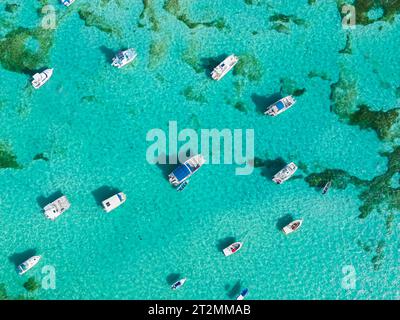 Vue aérienne de dessus de nombreux yachts d'ancrage et bateaux touristiques dans la mer turquoise des Caraïbes. Meilleure destination pour la pêche et les vacances à Punta Cana Banque D'Images