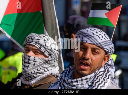 Séoul, Corée du Sud. 20 octobre 2023. Les partisans pro-palestiniens crient un slogan lors d'une marche pour soutenir la Palestine. Un groupe de partisans pro-palestiniens a organisé un rassemblement et une marche pour exhorter Israël à suspendre les attaques contre la bande de Gaza à Séoul. Crédit : SOPA Images Limited/Alamy Live News Banque D'Images