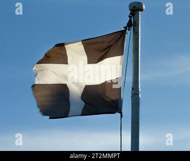 Drapeau de St Piran. Saint Piran, saint patron de Cornouailles ou Kernow, Royaume-Uni. Drapeau du comté de Cornwall. Aussi connu sous le nom de pyran. Banque D'Images