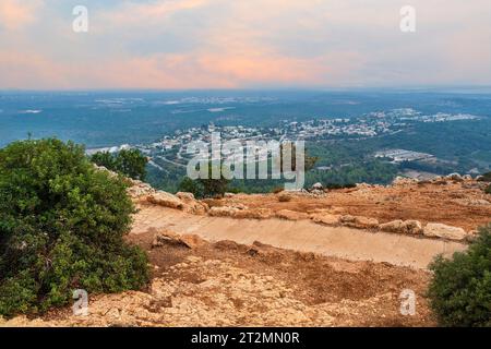Vue depuis Adamit Park, Galilée occidentale, Israël au coucher du soleil. Situé dans la haute galilée à la frontière avec le Liban, offrant une vue imprenable sur t Banque D'Images