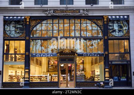 La façade du Charles Scribner's Sons Building sur la 5e avenue de New York, conçue par Ernest Flagg dans le style Beaux Arts. Banque D'Images