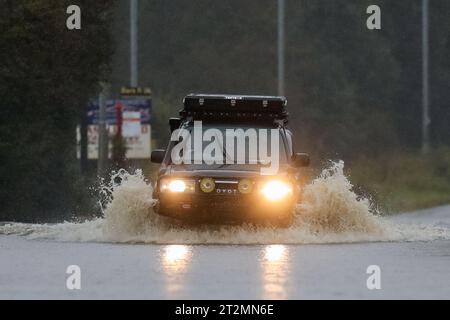 Allerton Bywater, Royaume-Uni. 20 octobre 2023. Un véhicule 4x4 brave la route inondée après que la rivière aire éclate ses rives alors que la tempête Babet frappe le Royaume-Uni à Allerton Bywater, Allerton Bywater, Royaume-Uni, le 20 octobre 2023 (photo de James Heaton/News Images) à Allerton Bywater, Royaume-Uni le 10/20/2023. (Photo de James Heaton/News Images/Sipa USA) crédit : SIPA USA/Alamy Live News Banque D'Images