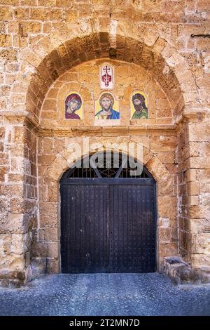 Tel Aviv, Israël - 17 août 2023 : ancien port du Vieux Jaffa, tel Aviv, Israël. Photos de saints sur le mur du monastère orthodoxe grec Banque D'Images