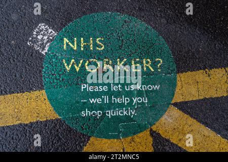 Maidenhead, Berkshire, Royaume-Uni. 19 octobre 2023. Un panneau Covid-19 hérité devant un supermarché Waitrose à Maidenhead, Berkshire. Le nombre de patients hospitalisés ayant subi un test positif pour le Covid-19 a atteint un niveau record de cinq mois. En dehors de celles qui ont des problèmes de santé spécifiques, les personnes de moins de 65 ans en Angleterre ne sont plus eligbile pour un rappel Covid-19, laissant une grande partie de la population en Angleterre vulnérable à attraper à nouveau Covid-19. Crédit : Maureen McLean/Alamy Banque D'Images