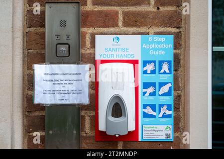 Maidenhead, Berkshire, Royaume-Uni. 19 octobre 2023. Une unité de désinfection des mains à l'extérieur de la mairie de Maidenhead dans le Berkshire. Le nombre de patients hospitalisés ayant subi un test positif pour le Covid-19 a atteint un niveau record de cinq mois. En dehors de celles qui ont des problèmes de santé spécifiques, les personnes de moins de 65 ans en Angleterre ne sont plus eligbile pour un rappel Covid-19, laissant une grande partie de la population en Angleterre vulnérable à attraper à nouveau Covid-19. Crédit : Maureen McLean/Alamy Banque D'Images