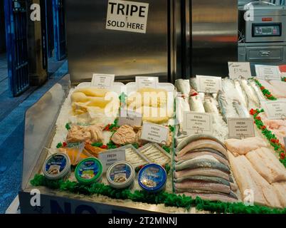 Tripes et poisson frais en vente au marché aux poissons Doncaster Banque D'Images