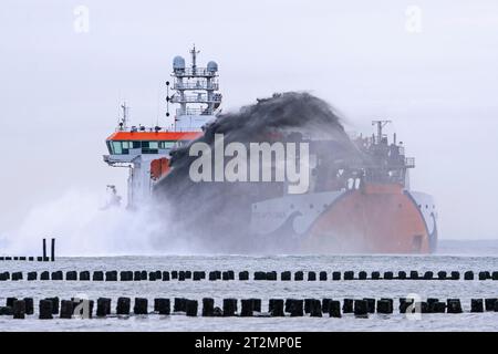 Dragueuse à trémie aspirante traînante Vox Apolonia de Van Oord, société néerlandaise de sous-traitance maritime spécialisée dans le dragage, Rainbench le long de la côte zélandaise Banque D'Images