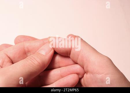 Main féminine avec hygroma du pouce. Mise au point sélective. Banque D'Images
