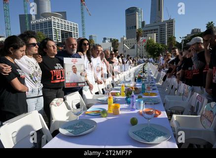 Tel Aviv, Israël. 20 octobre 2023. Les familles d’otages, détenues par le Hamas à Gaza, accueillent le Shabbat, le sabbat juif, à une table avec 203 chaises vides attendant le retour des otages, près du Musée de tel Aviv, le vendredi 20 octobre 2023. Israël est engagé dans une guerre avec le Hamas à la suite de roquettes en provenance de Gaza et d’un massacre dans des villages proches de la bande de Gaza. Photo de Debbie Hill/ crédit : UPI/Alamy Live News Banque D'Images