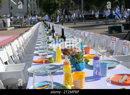 Tel Aviv, Israël. 20 octobre 2023. Une table de Shabbat, le Sabbat juif, est dressée avec 203 chaises vides en attendant le retour de l’otage détenu par le Hamas à Gaza, près du Musée de tel Aviv, le vendredi 20 octobre 2023. Israël est engagé dans une guerre avec le Hamas à la suite de roquettes en provenance de Gaza et d’un massacre dans des villages proches de la bande de Gaza. Photo de Debbie Hill/ crédit : UPI/Alamy Live News Banque D'Images