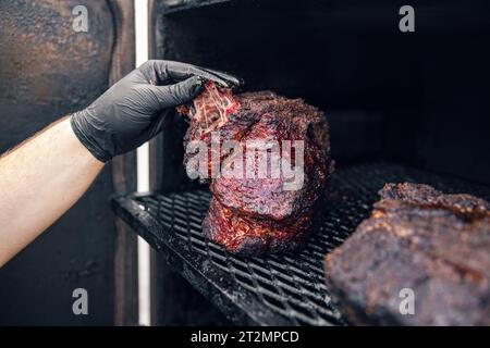 Morceau d'épaule de bœuf grillant sur le fumoir Banque D'Images