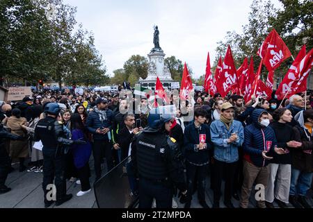 Les manifestants se rassemblent sur la place de la République tout en brandissant des drapeaux lors de la manifestation pro-Palestine. Des milliers de personnes se sont rassemblées à nouveau sur la place de la République à Paris pour manifester leur soutien au peuple palestinien et exiger un cessez-le-feu immédiat des forces israéliennes. Bien que le ministre de l’intérieur Gérald Darmanin maintienne sa position sur l’interdiction de toutes les manifestations pro-palestiniennes, le Tribunal administratif de Paris a annulé cette décision, autorisant cette manifestation pour une heure seulement, de 7h à 8H. (Photo Telmo Pinto/SOPA Images/Sipa USA) Banque D'Images