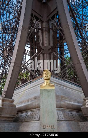 Paris, France, 07 juillet 2009 - le buste de Gustave Eiffel, architecte de la tour Eiffel sous la célèbre structure métallique Banque D'Images