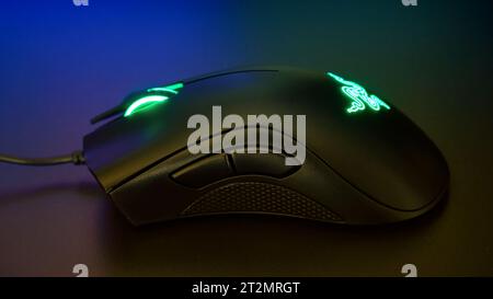 Ryazan, Russie - 19 octobre 2023 : populaire souris de jeu filaire Razer Deathadder, vue de côté Banque D'Images