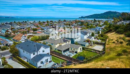 Faible antenne au-dessus de maisons chères à Paradise Cay avec vue sur la baie Banque D'Images