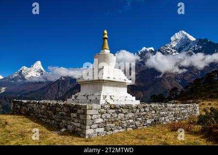 Chorten avec AMA Dablam et le mont Everest en arrière-plan Banque D'Images