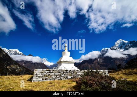 Chorten avec AMA Dablam et le mont Everest en arrière-plan Banque D'Images