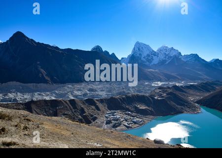 Vue de Gokyo RI au lac Gokyo Banque D'Images