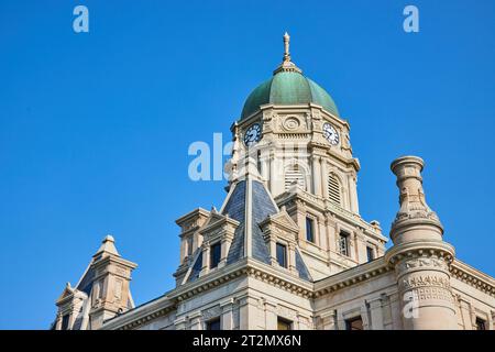 Neuf heures quarante du matin avec vue sur l'horloge du palais de justice du comté de Whitley Banque D'Images