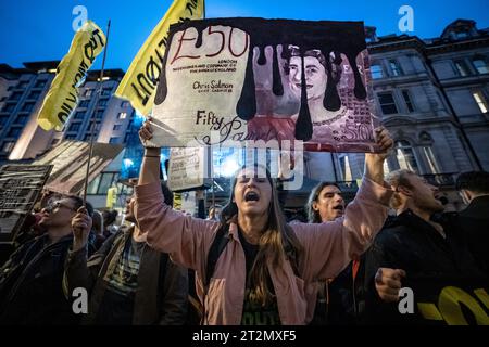 Londres, Royaume-Uni. 19 octobre 2023. Manifestation climatique "Oily Money Out" avec des militants de Fossil Free London manifestant à haute voix devant l'Intercontinental Hotel Park Lane. Les militants exigent des changements immédiats dans l’industrie des combustibles fossiles. Un Forum de trois jours sur l'intelligence énergétique (anciennement la Conférence sur le pétrole et l'argent) se tient à l'Intercontinental Hotel Park Lane. Crédit : Guy Corbishley/Alamy Live News Banque D'Images
