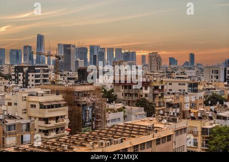 Tel Aviv, Israël - 16 août 2023 : vue Aeriel de la ville de tel Aviv au crépuscule, Israël Banque D'Images
