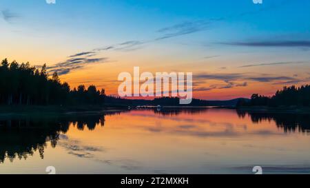 Golden sunset over lake Banque D'Images