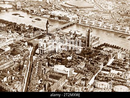 Chambres du Parlement et gare de Waterloo, Londres, vue des airs, début des années 1900 Banque D'Images