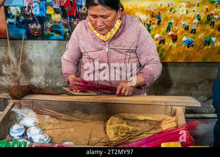 Hue, Vietnam, 18 novembre 2022 : une femme locale fabrique des bâtons d'encens dans un magasin de Hue, Vietnam Banque D'Images