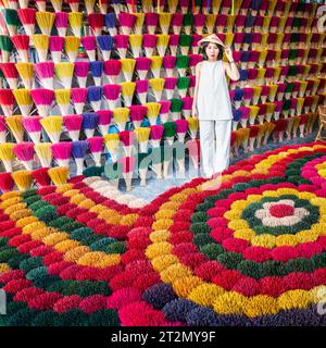 Hue, Vietnam, 18 novembre 2022 : une jeune femme locale dans un magasin d’encens traditionnel à Hue, Vietnam Banque D'Images