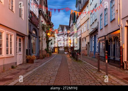 Vieille rue médiévale traditionnelle avec des maisons à colombages dans l'illumination du soir au coucher du soleil. Marburg. Allemagne. Banque D'Images