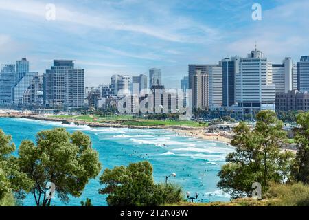 Tel Aviv, Israël - 17 août 2023 : littoral et horizon de tel Aviv, grands bâtiments et mer Méditerranée Banque D'Images